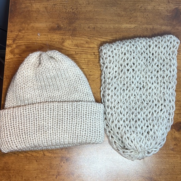 Handmade Knit Womans/Girls Beanie & Cowl set  Cream NEW - Picture 6 of 6